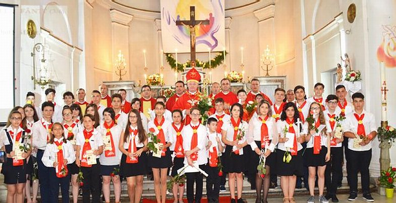 tinerii miruiți, împreună cu episcopul auxiliar PS Aurel Percă, părintele paroh Cristian Dumea, preoții vicari Cristian Pal și Fabian Iacob și cu preoții oaspeți (Galați, 2017)