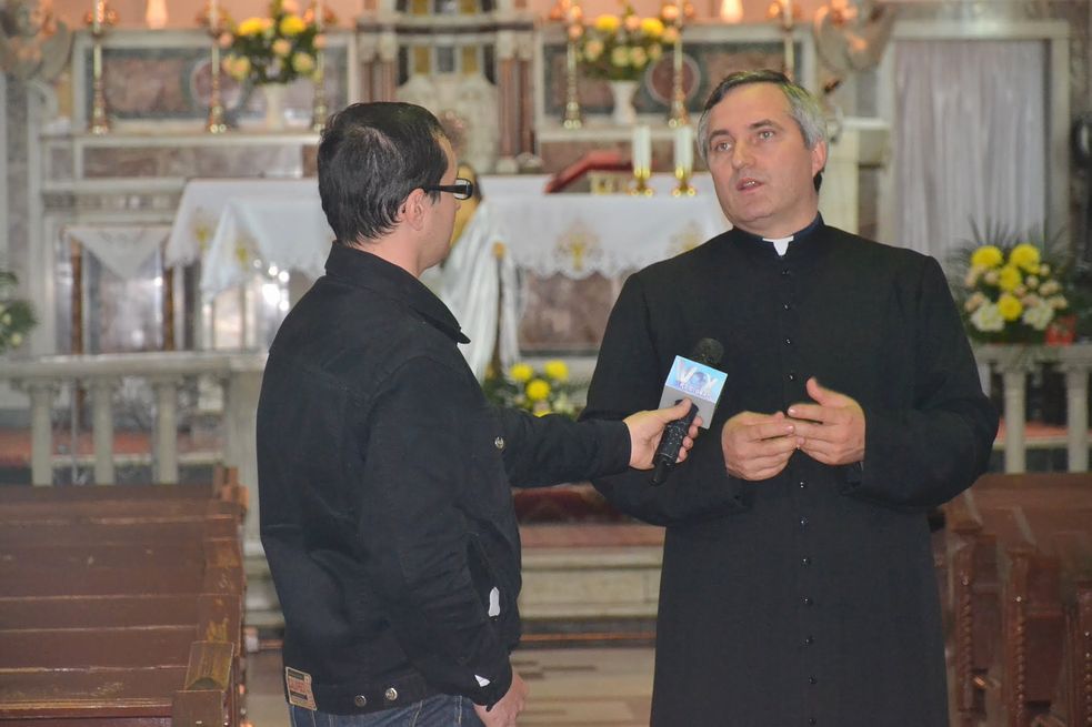 părintele Felician Tiba şi reporterul Bogdan Cerchezan de la "VOX TV Regional"