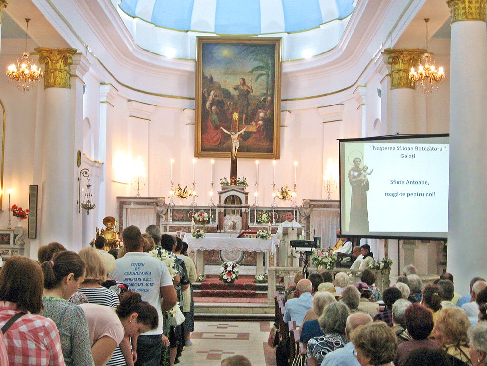 statueta cu relicva Sf. Anton de Padova în biserica catolică din Galaţi