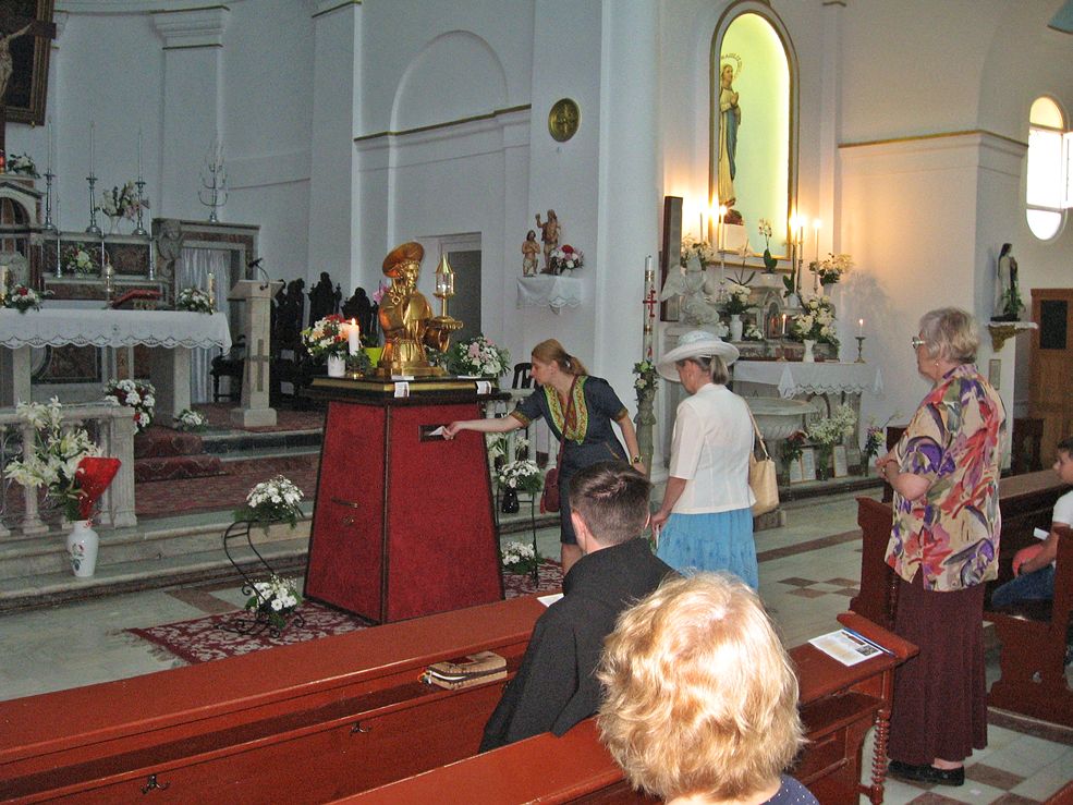 statueta cu relicva Sf. Anton de Padova în biserica catolică din Galaţi