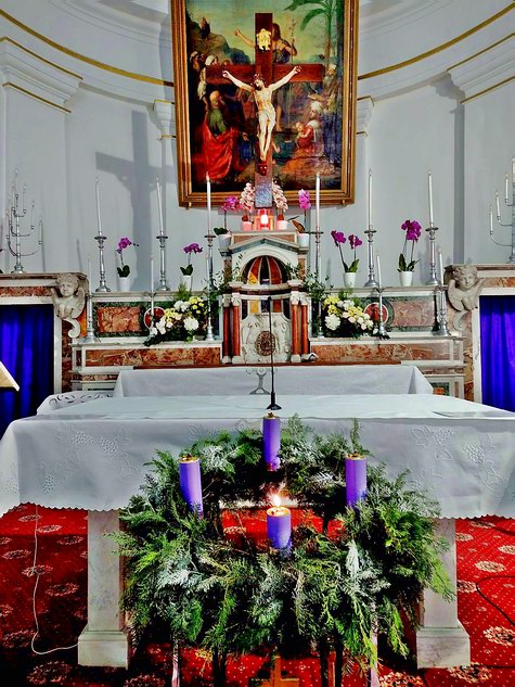 altarul și coroana de Advent (biserica romano-catolică din Galați, 2023)