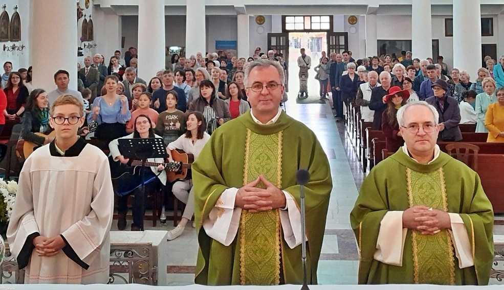 părintele paroh Cristian Dumea și părintele Victor Emilian Dumitrescu, la finalul Sf. Liturghii