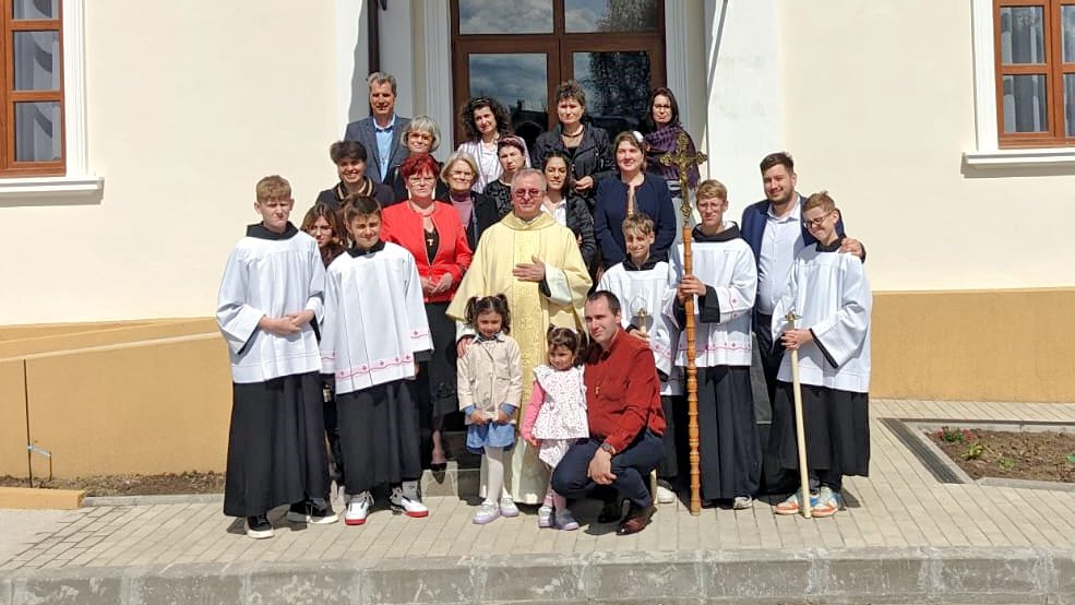 părintele paroh Cristian Dumea, ministranții, sora superioară locală Diana-Andreea Giurea și noii terțiari franciscani din Galați