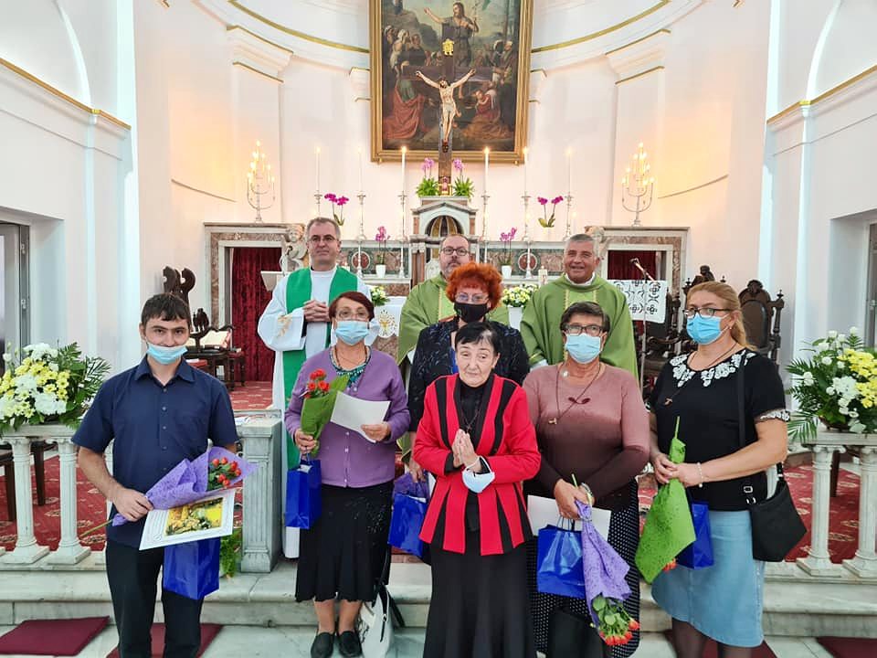 preoții celebranți, noii terțiari franciscani și superioara fraternității din Galați