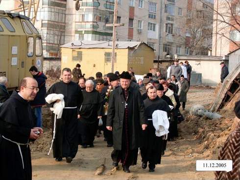 sfințirea pietrei de temelie a bisericii „Sf. Fecioară Maria Regină” Galați (foto 1)
