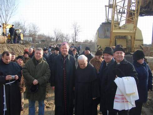 sfințirea pietrei de temelie a bisericii „Sf. Fecioară Maria Regină” Galați (foto 10)