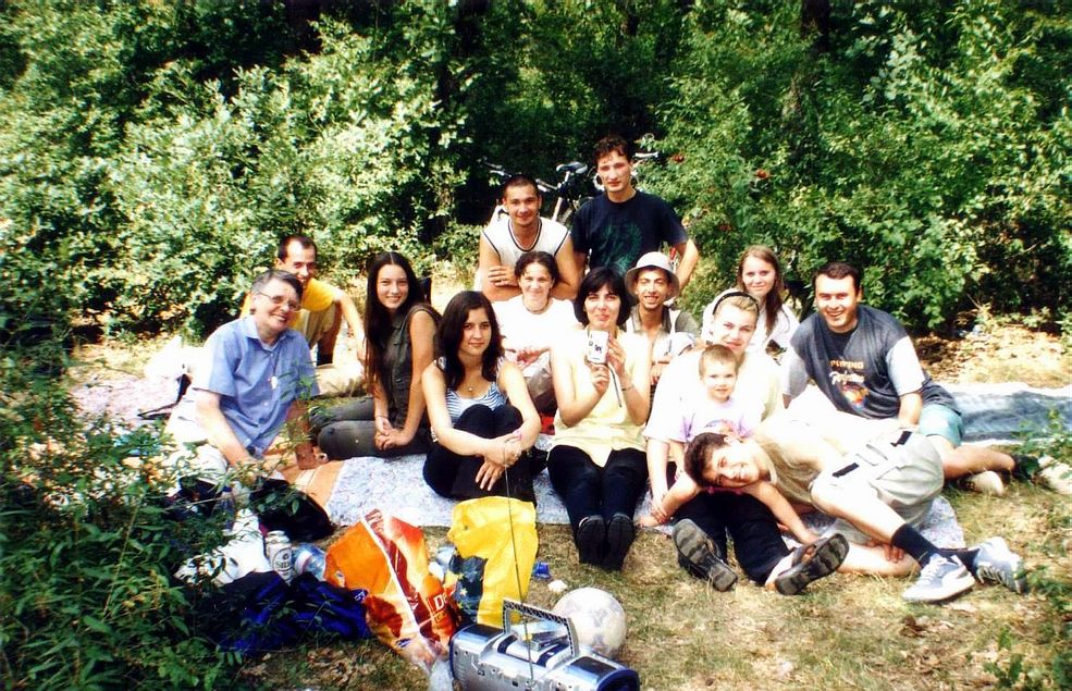 tineri gălățeni împreună cu sr. Imelda (FCJ) și pr. Silvestru (OFMConv), la un picnic în Pădurea Gârboavele (2003)