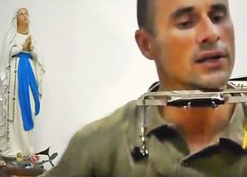 pr. Iosif Diac interpretând cântecul „Maica României”