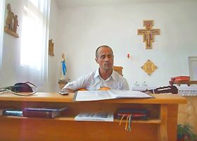 pr. Iosif Diac interpretând cântecul „Sfânta Maria”