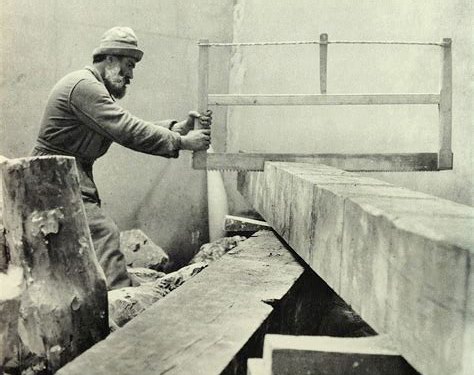 Constantin Brâncuși lucrând în atelierul său la o Coloană Fără Sfârșit (1924)