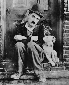 Charlie Chaplin și câinele Scraps - triști