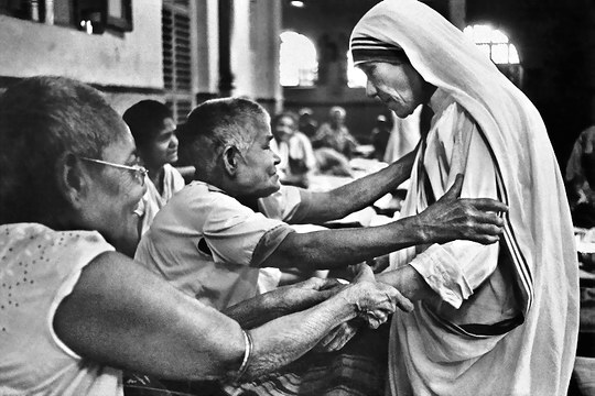 Maica Tereza de Calcutta oferind mângâiere celor nevoiași