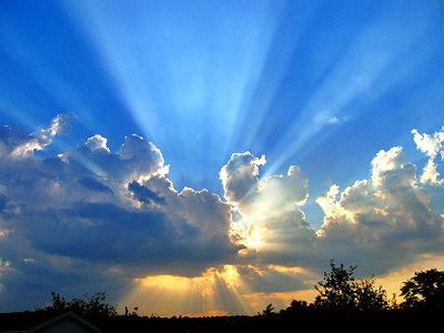 Cuvântul era lumina adevărată care, venind în lume, luminează pe orice om. (In 1,9)