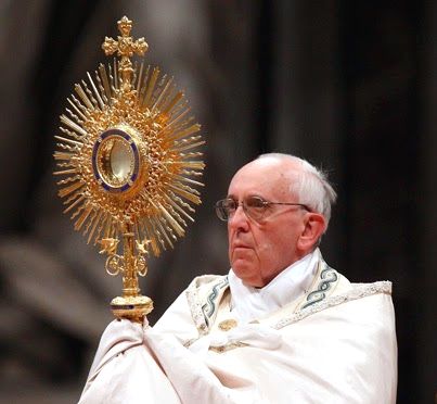 papa Francisc oferind Binecuvântarea Euharistică